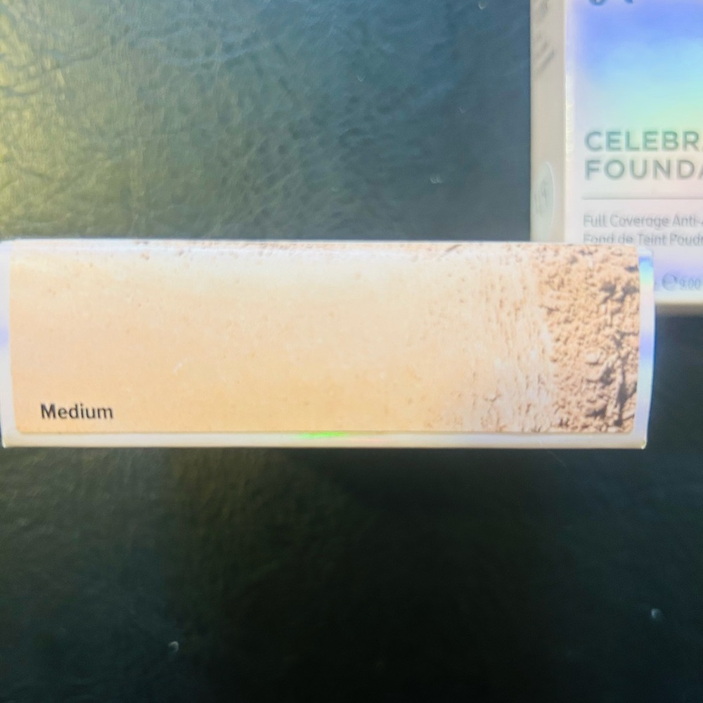 it cosmetics Celebration Foundation Illumination - Medium - Picture 4 of 6